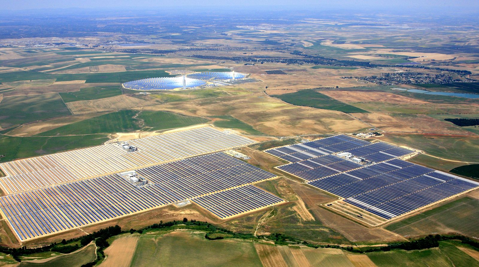 Planta solar fotovoltaica a escala, vista aérea